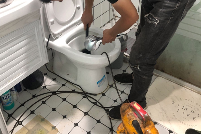 吴忠马桶堵塞自己疏通还是找师傅？专业上门服务让你省时更省心